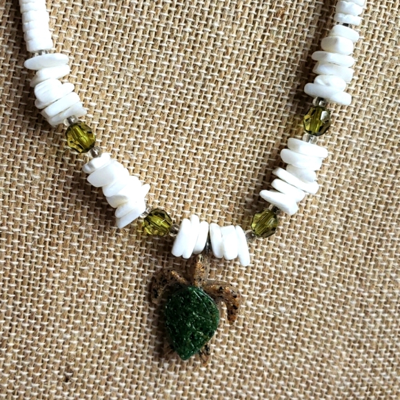 Puka shell necklace with stone turtle pendant - Picture 2 of 2